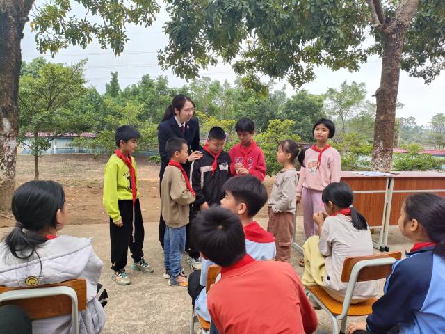 罗泳池以“海螺姐姐”工作室为支点，为乡村未成年人普及法律知识。