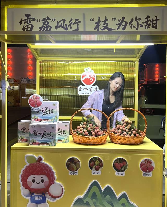 张文珊在荔枝季摆摊。 