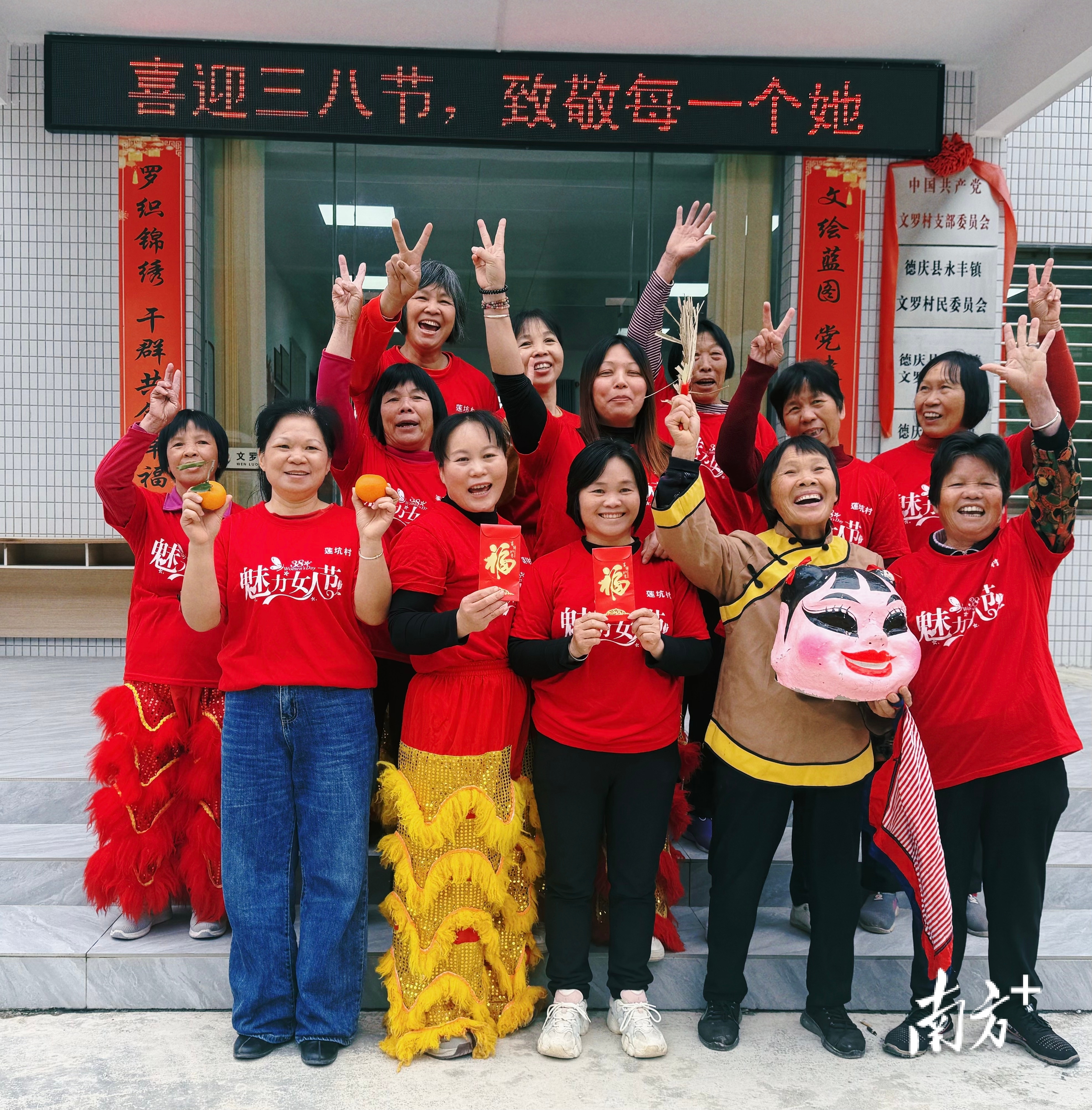 德庆县永丰镇文罗村委会瑞狮队的女队员们。南方+刘舜欣 摄 