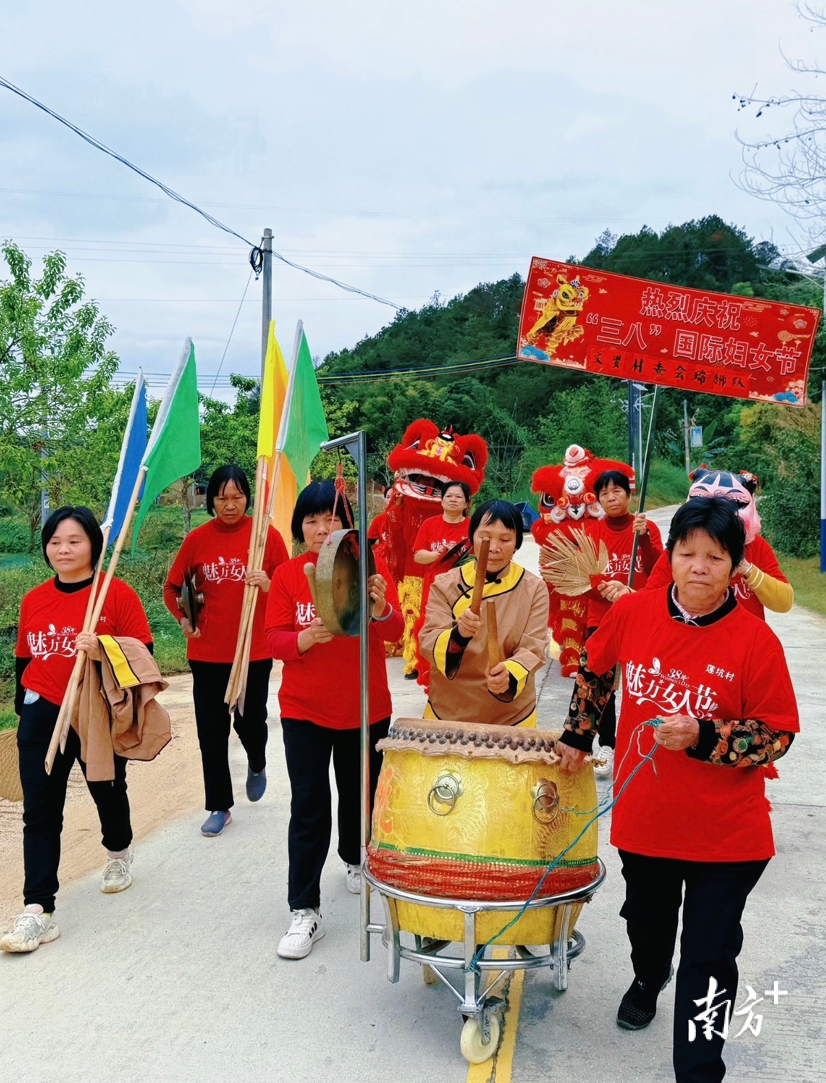 女子舞狮传统已在永丰镇传承近半个世纪。南方+刘舜欣 摄 