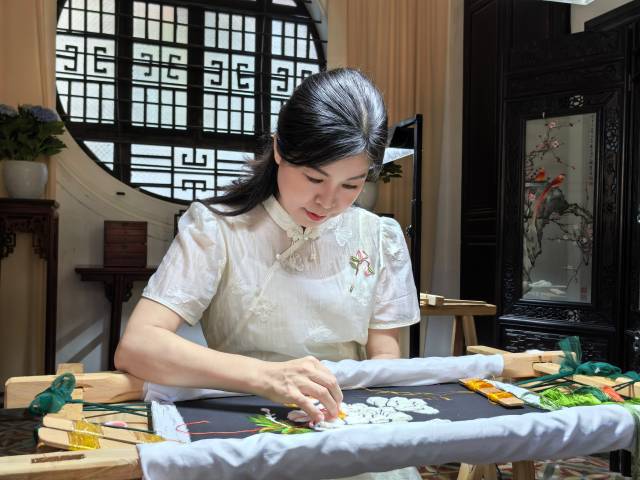 一针一线，谢秀华以三十载光阴专注潮绣非遗技艺传承与发展。