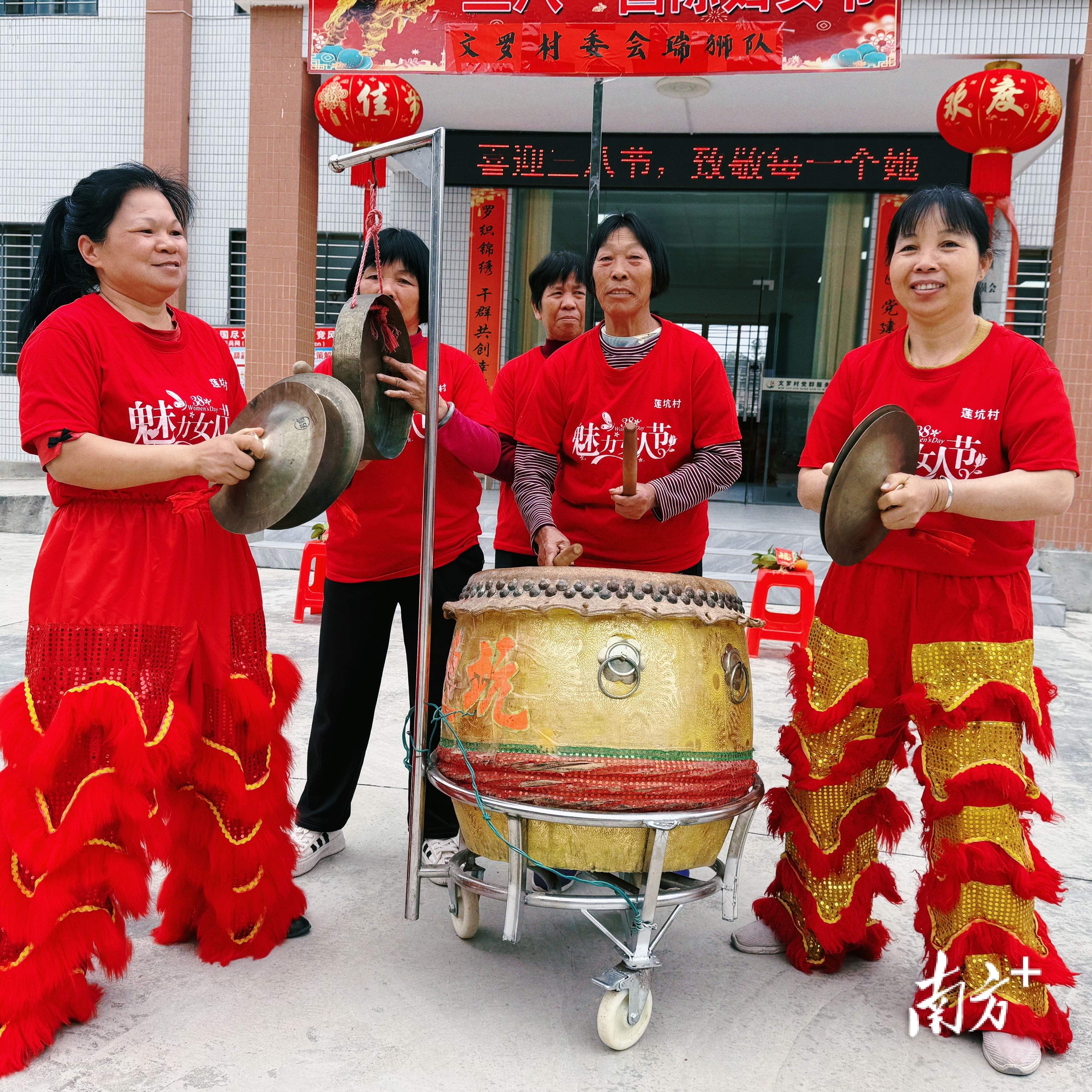 队员们身穿短款的红色T恤，上面写着“魅力女人节”的大字。南方+刘舜欣 摄
