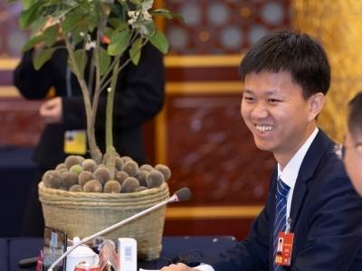 “我一样一样来”，广东代表从包里掏出个“百亿产业”｜快看两会