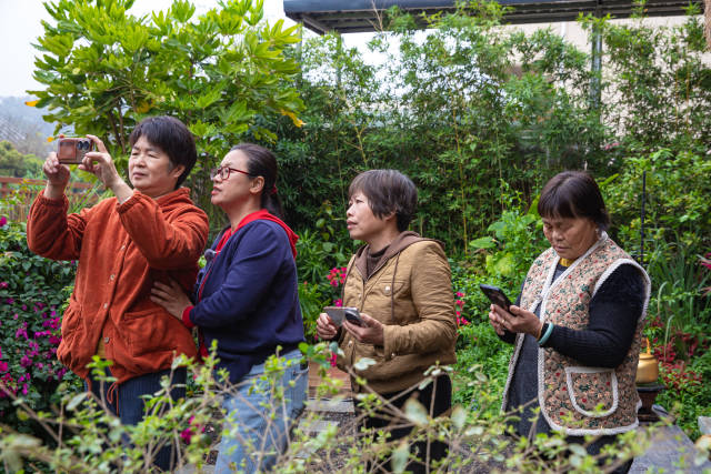 刘葵在户外教“构图”。