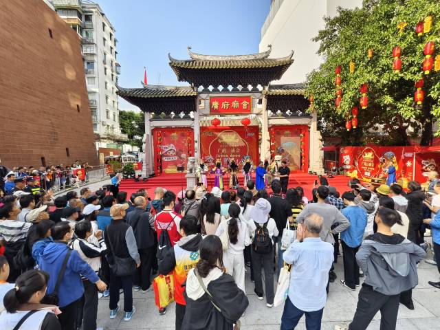 活动吸引众多广州市民驻足。