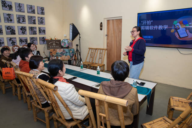 村嫂们的“村播课”。