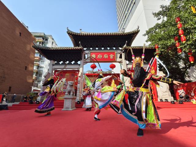 国家级非遗安顺地戏在广府庙会展演。