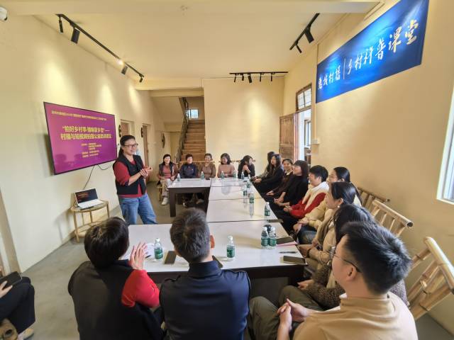 村嫂们的“AI课堂”。