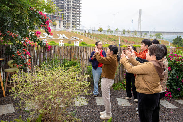 刘葵（左一）在户外教村嫂们运镜。