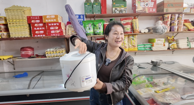 阿梅说这是她做短视频赚到钱后购置的新电饭锅。