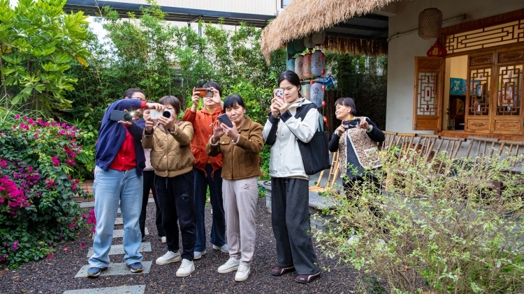 从围着灶台到面对镜头：广东村嫂们用AI重构生计| 38特别策划