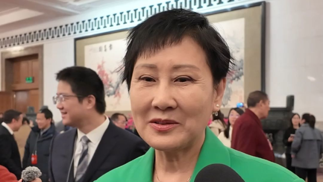 先悦己再悦人！甄子丹张凯丽送上妇女节祝福 | 快看两会