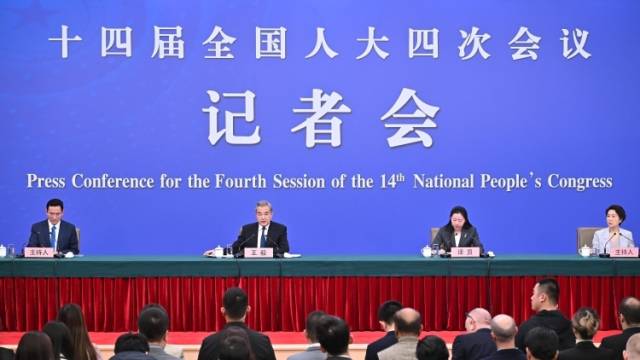 “世界乱象丛生，祖国稳如泰山”，王毅这句话为何打动很多人？｜政在发声