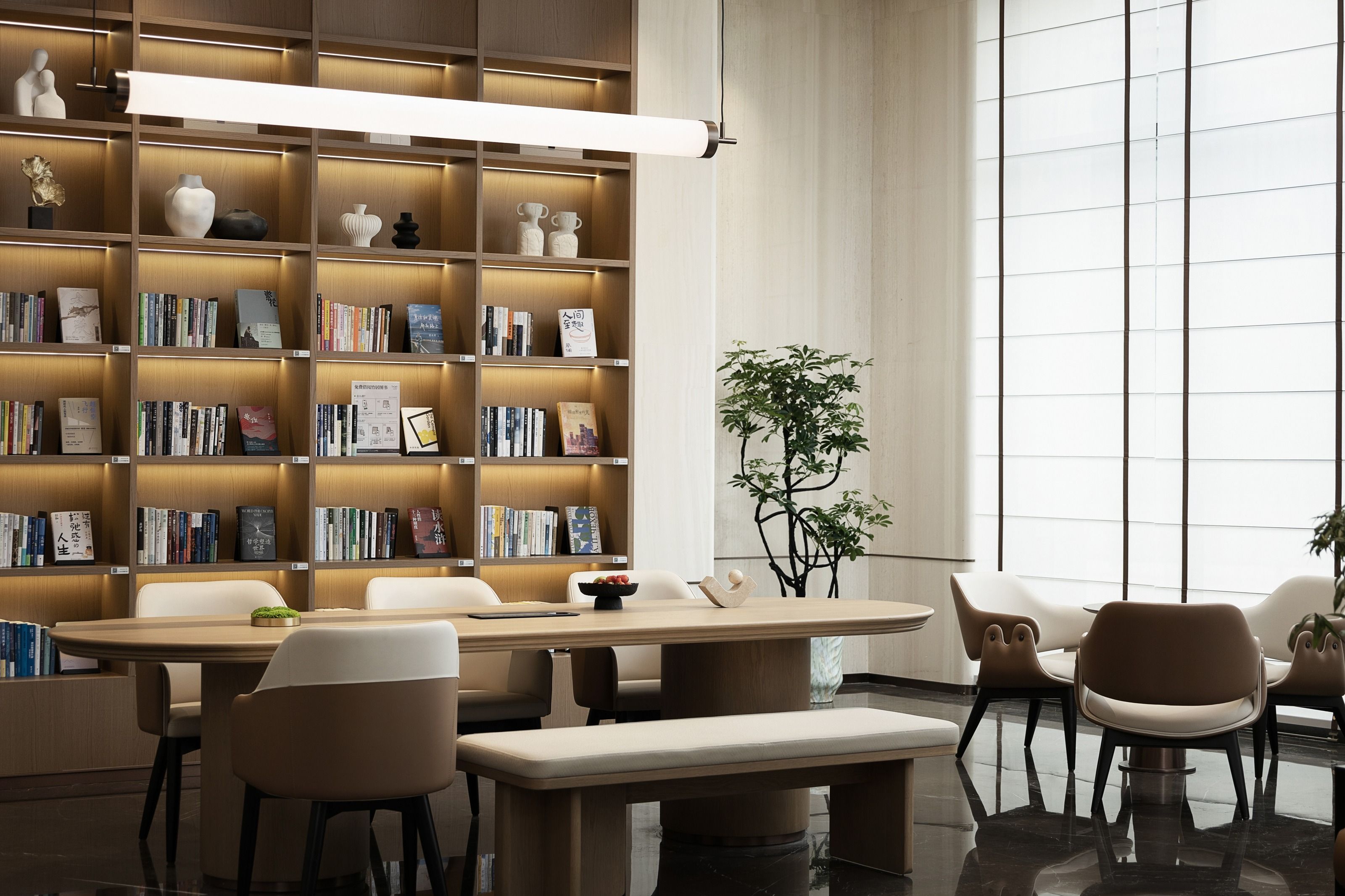 酒店大堂充满文化气息。