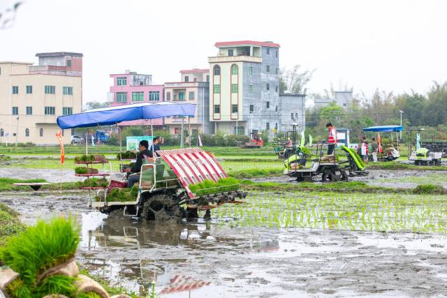 多台农机现场作业。