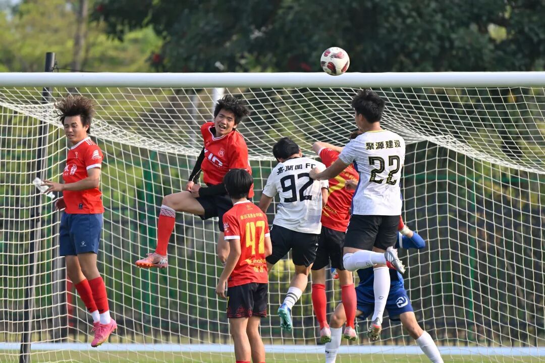 球员积极拼抢。肇庆市融媒体中心记者 吴勇强 摄