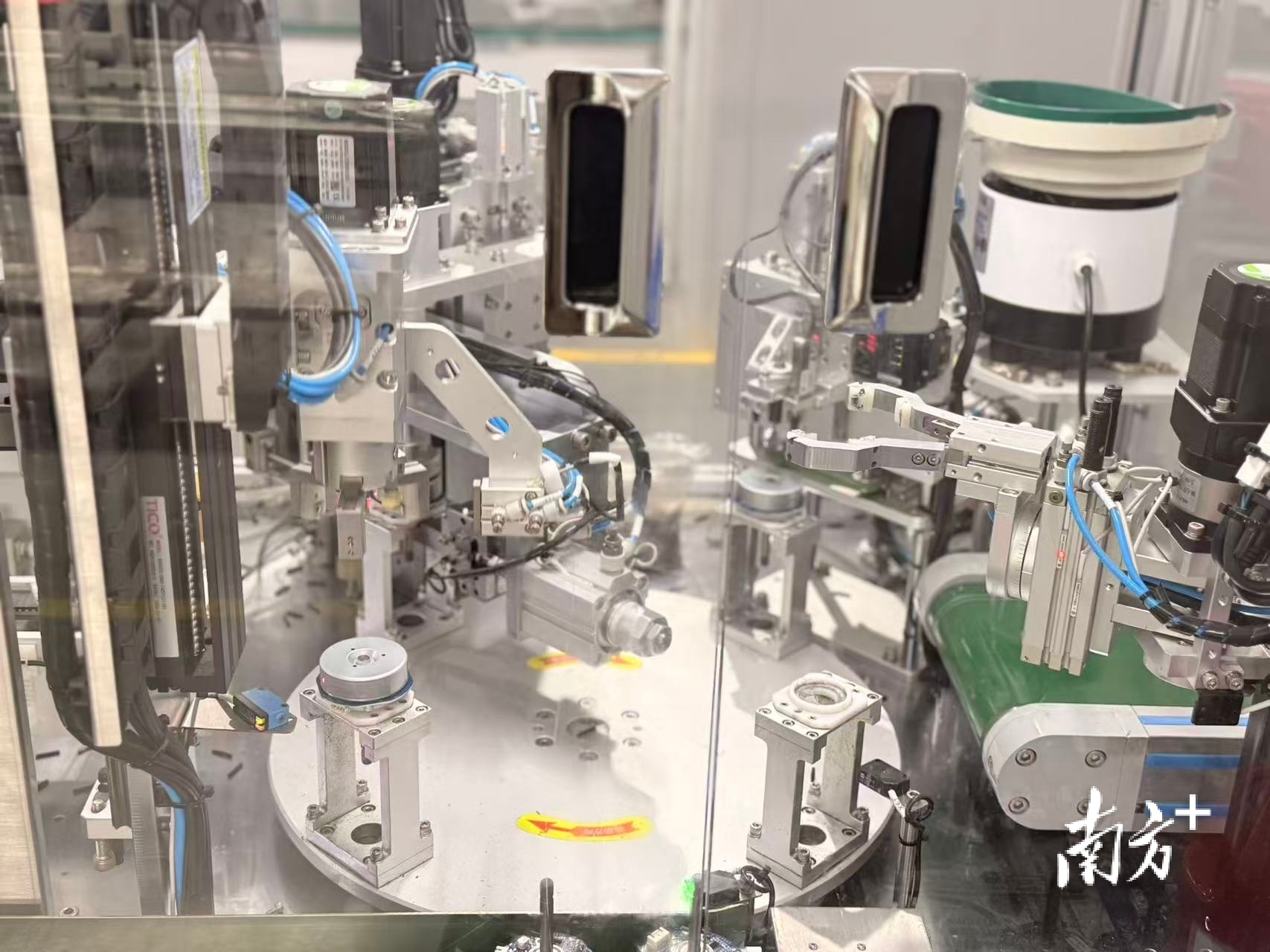 西点电器生产线。