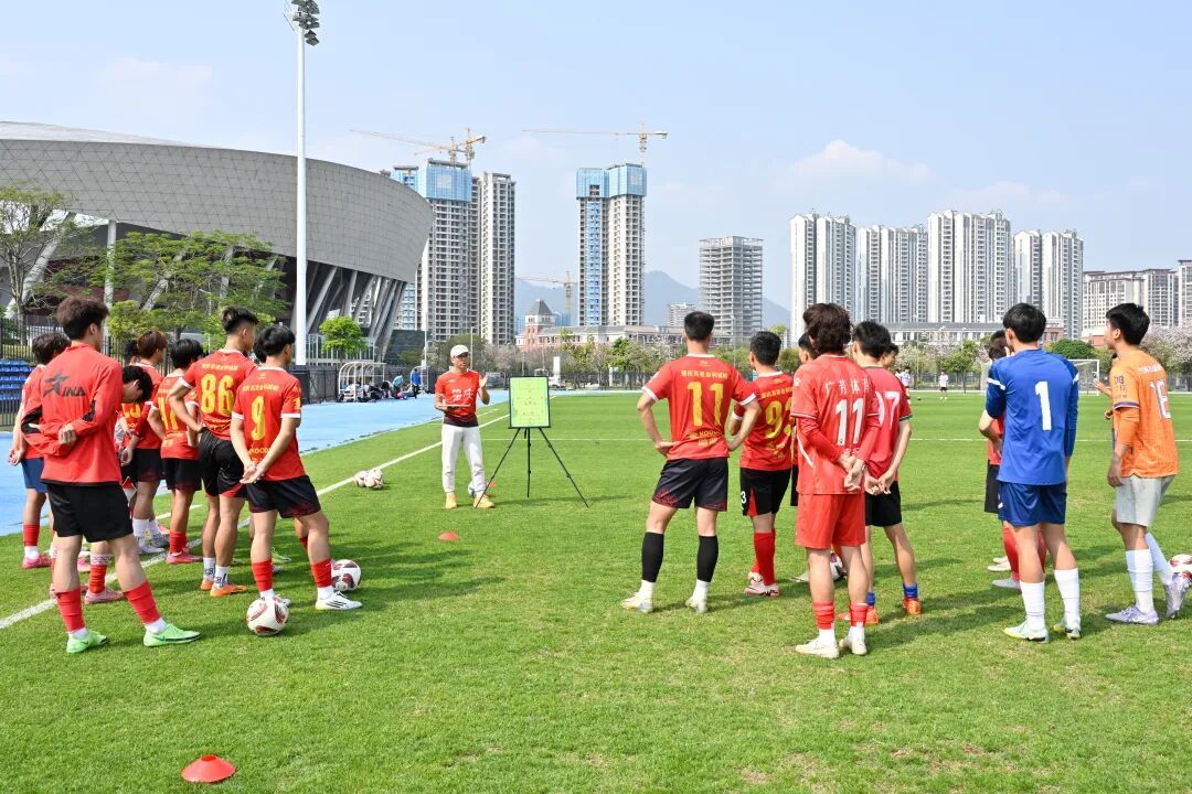 主教练黄友彬为球员布置战术。肇庆市融媒体中心记者 吴勇强 摄