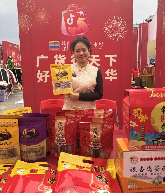 乘着“广货行天下”的东风，刘炳助力坪田镇土特产销售。（受访者供图）