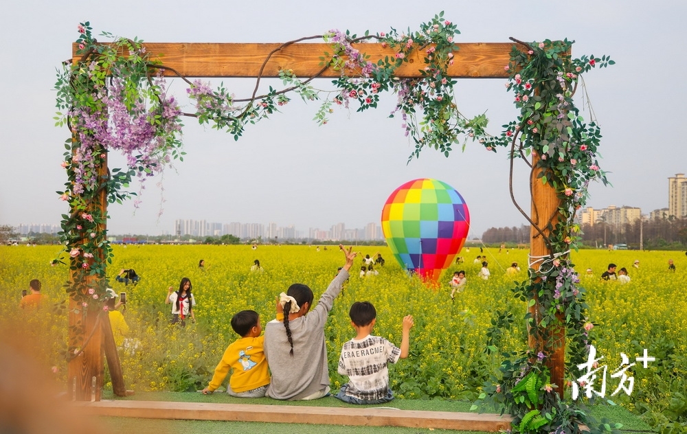 现场设置了不少取景点供游客打卡拍照。&nbsp;