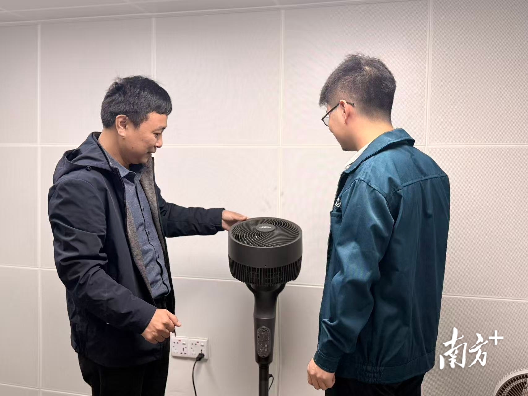 在西电电器测试室内，工作人员对风扇静音性能进行测试。