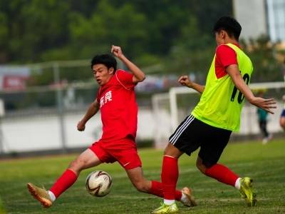 多图｜备战“粤超”，东莞男足进校园挖掘新生力量