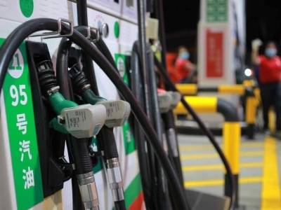 国际油价冲破100美元高位震荡！国内油价今晚迎来近四年最大涨幅