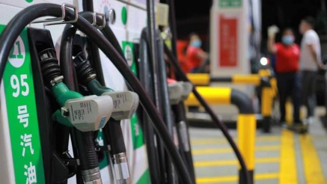 油价大涨前夕，半夜加油站大排长龙