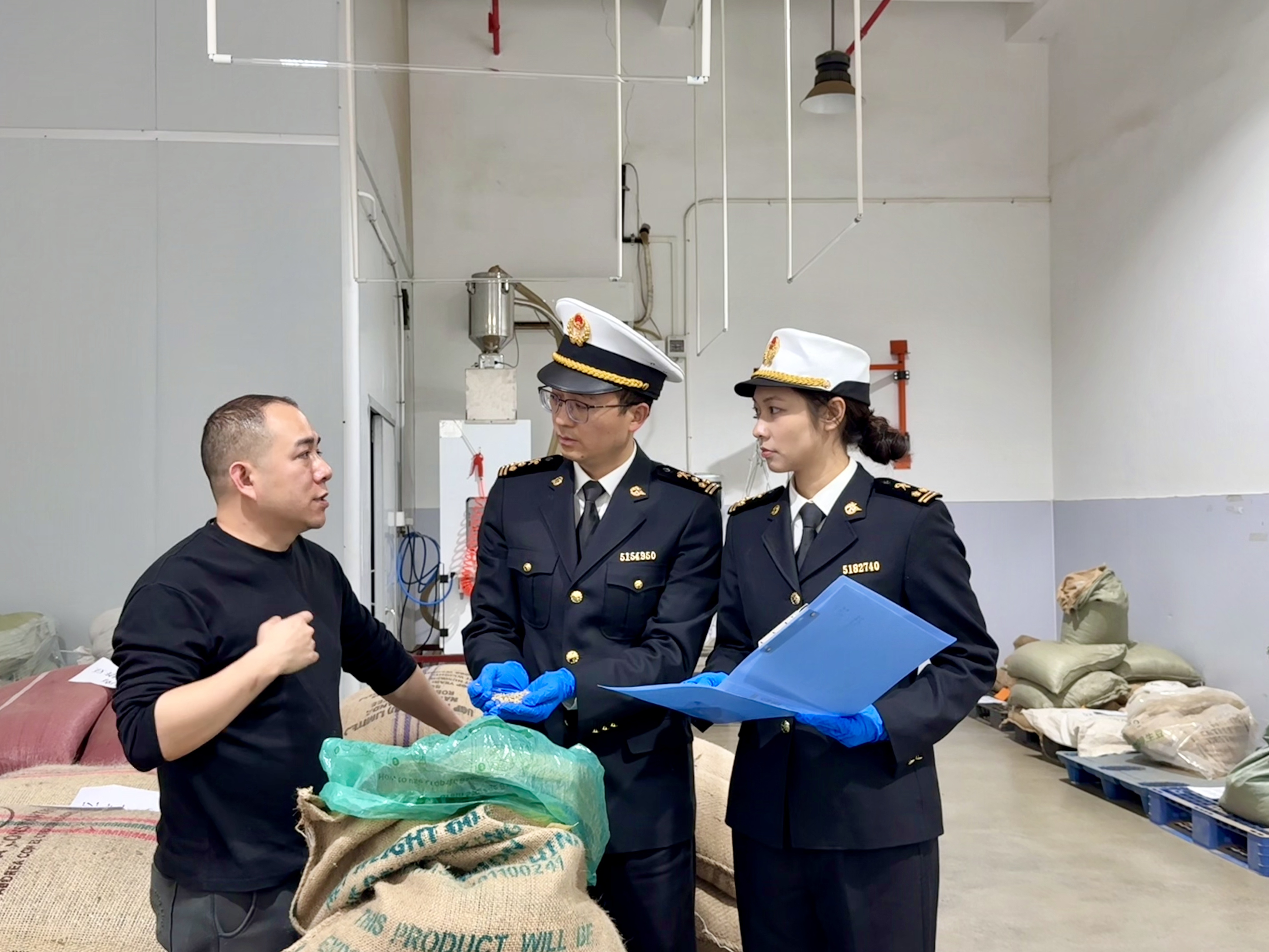 佛山海关关员深入辖区咖啡豆烘焙企业调研。 佛山海关关员深入辖区咖啡豆烘焙企业调研。