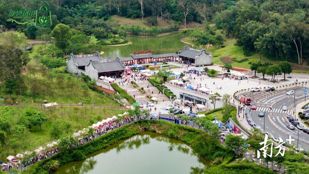 “绿野童趣时光集”主题绿美集市促消费活动现场。 通讯员 供图