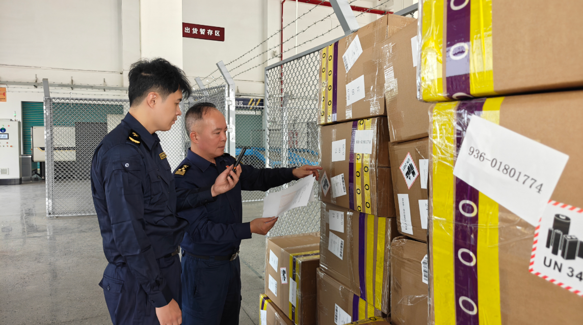 佛山海关驻顺德办事处关员对跨境电商出口包裹开展监管工作。 佛山海关驻顺德办事处关员对跨境电商出口包裹开展监管工作。