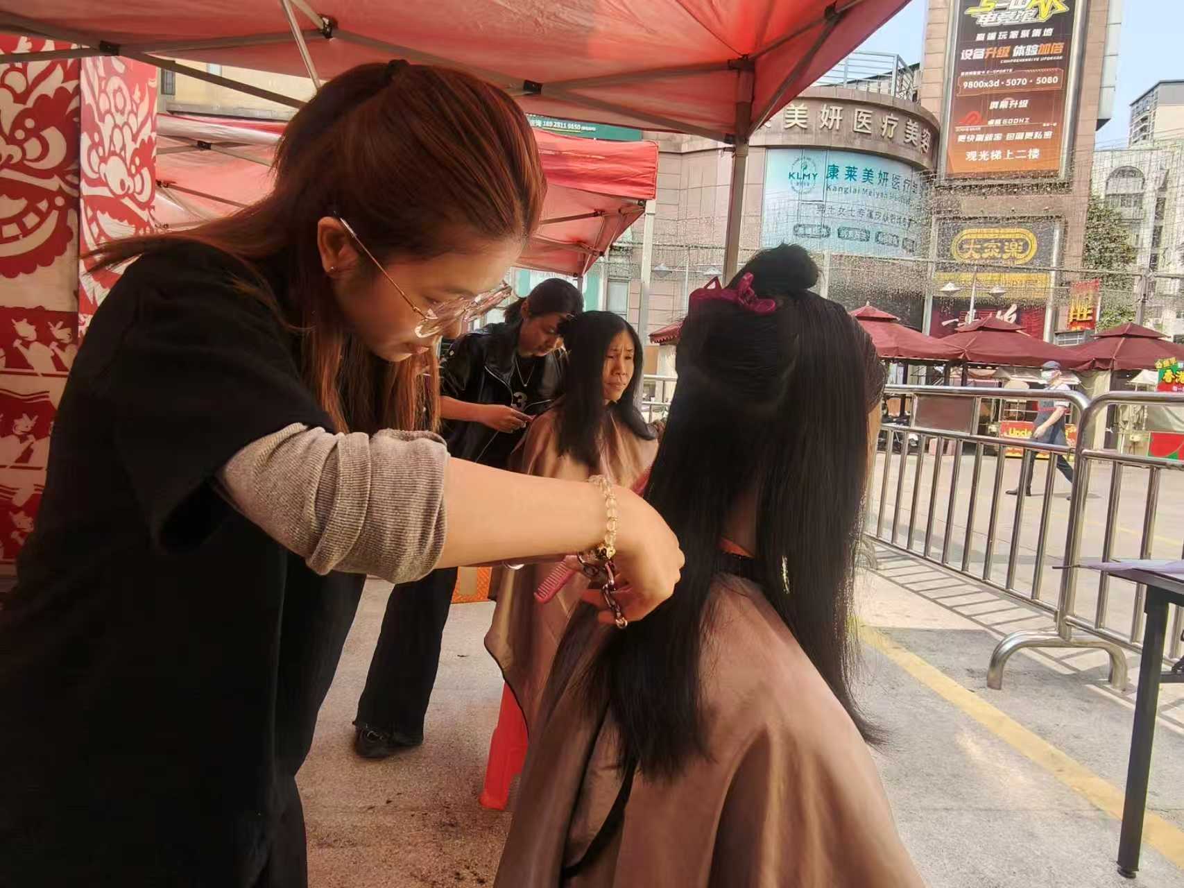 佛山为一线女性劳动者提供义剪服务。黄艳姿摄