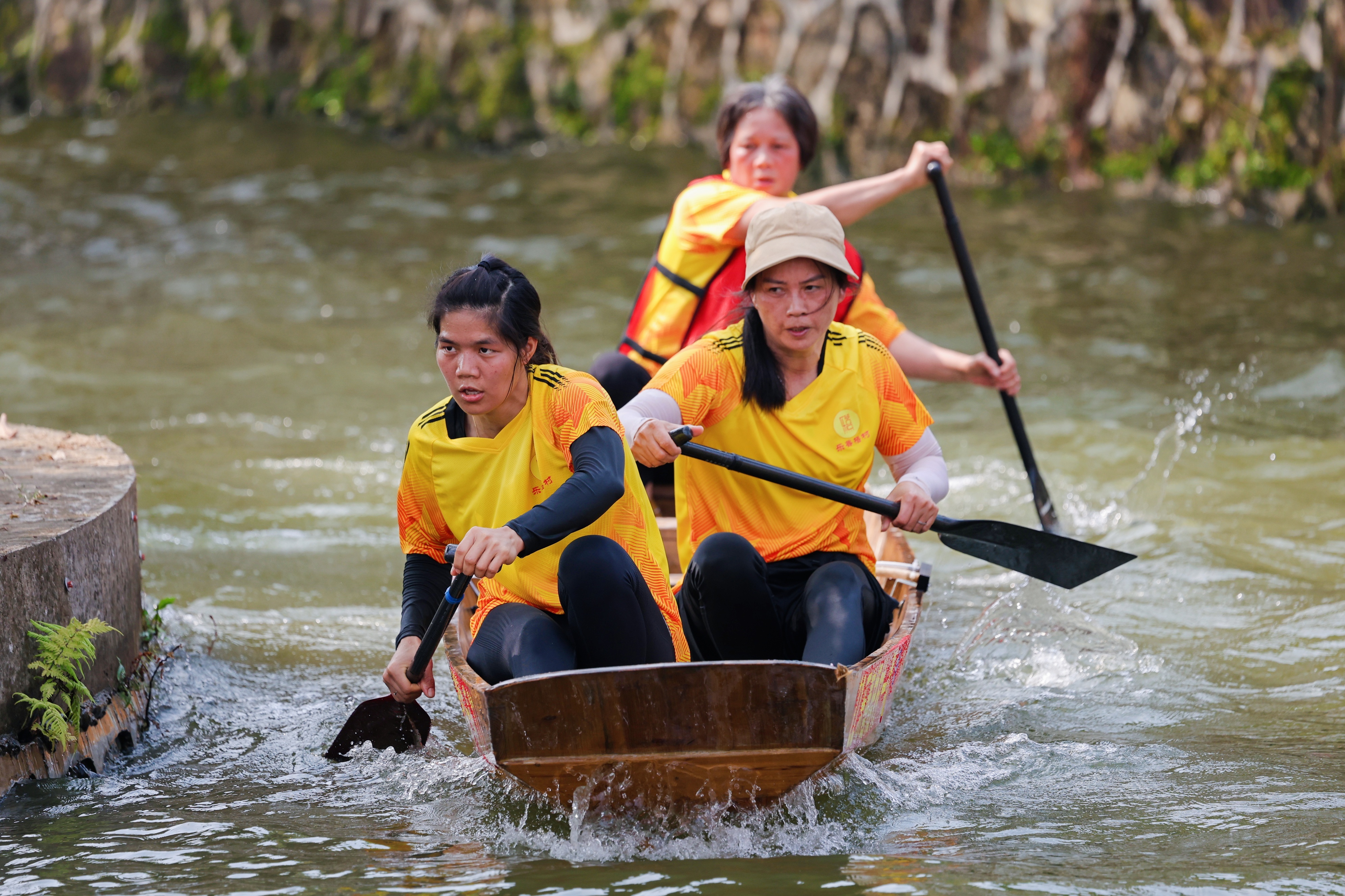 禅城南庄，当地女性以水上草艇竞渡这一“生猛”的方式过节。南庄镇妇联供图