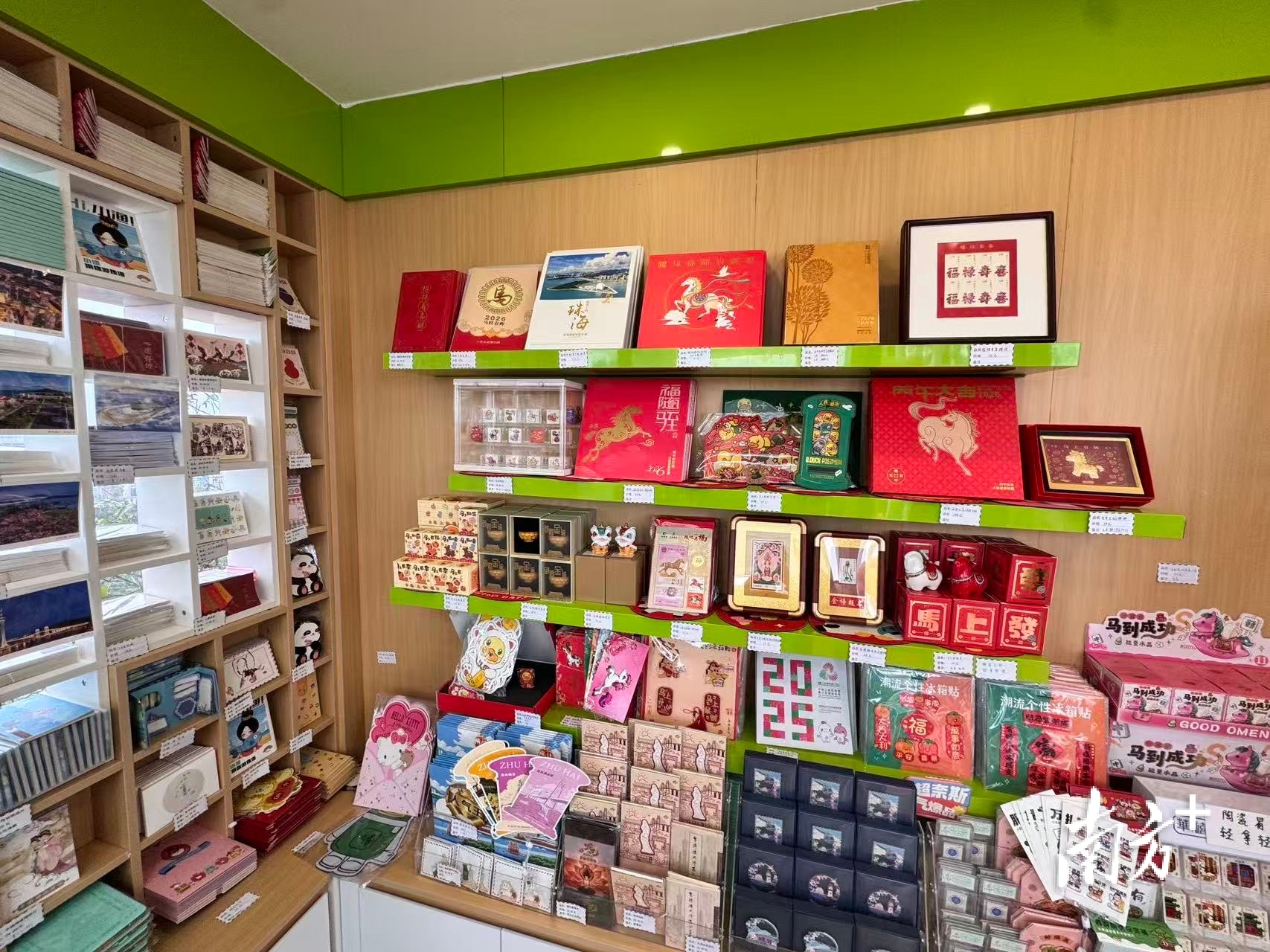 邮局推出景山胶片明信片、景山公园冰箱贴等多款属地特色产品。