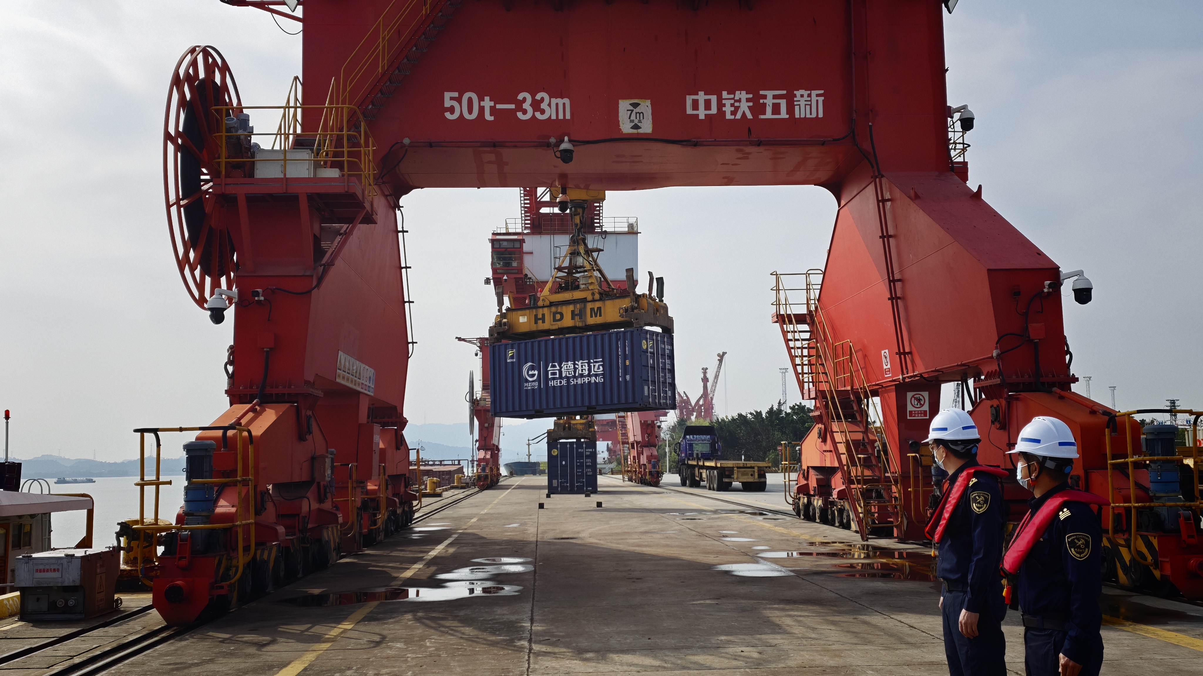 佛山海关驻顺德办事处关员对出口家电装船进行监管。 佛山海关驻顺德办事处关员对出口家电装船进行监管。