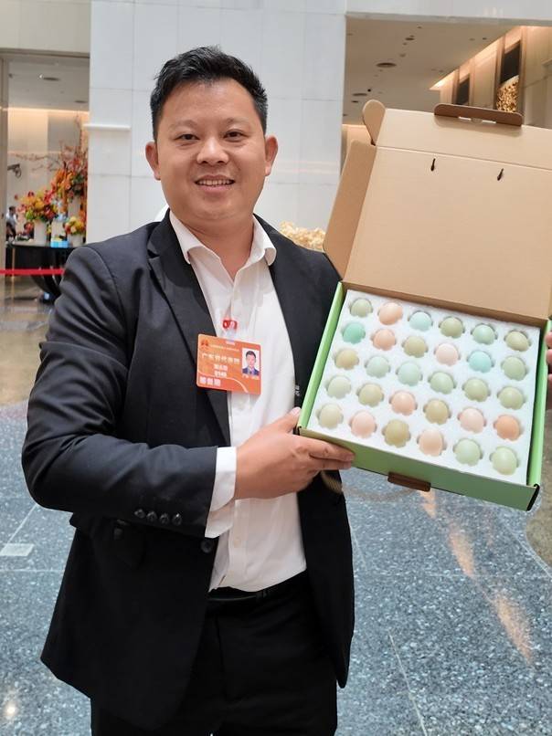 全国人大代表、阳春市中雁生态农业有限公司负责人谢汝朋（曾灿奎 摄）