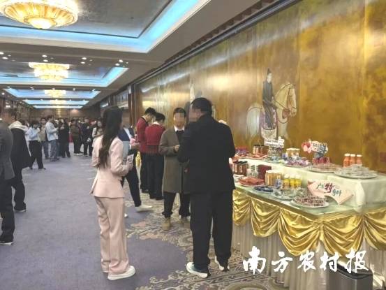 广东代表团开放日活动现场，新会陈皮系列产品备受代表与媒体青睐。图片来源新会发布