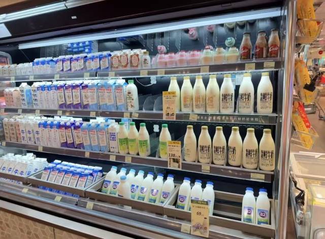 大批进口乳制品在商超售卖。