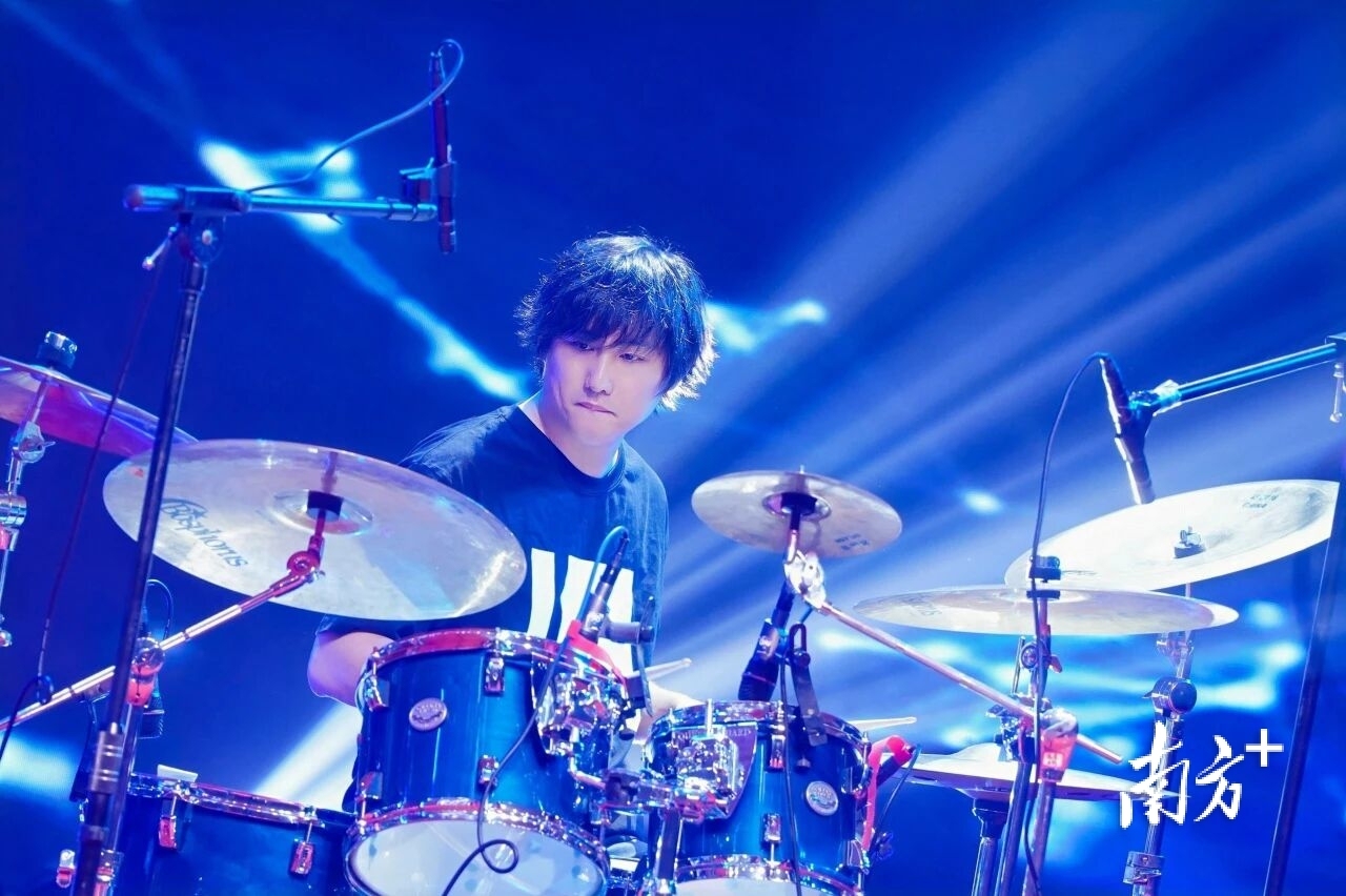 鼓手聂鑫演奏现场。 钱文攀 摄 鼓手聂鑫演奏现场。 钱文攀 摄