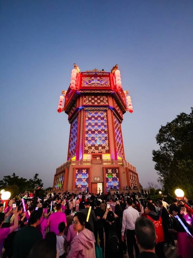 正月初六，熙和湾花灯楼亮灯现场挤满了海内外游客。