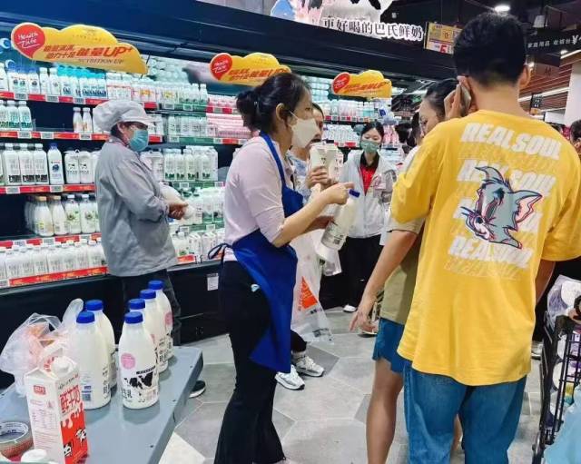 广州某超市乳品选购区。