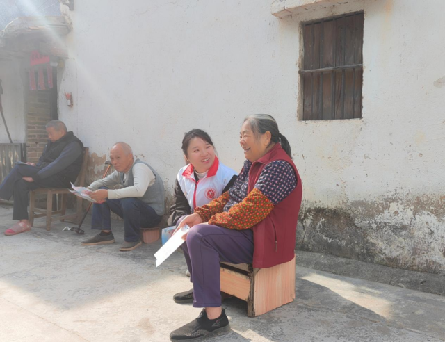 清远选手莫静怡给村民宣传反诈工作。