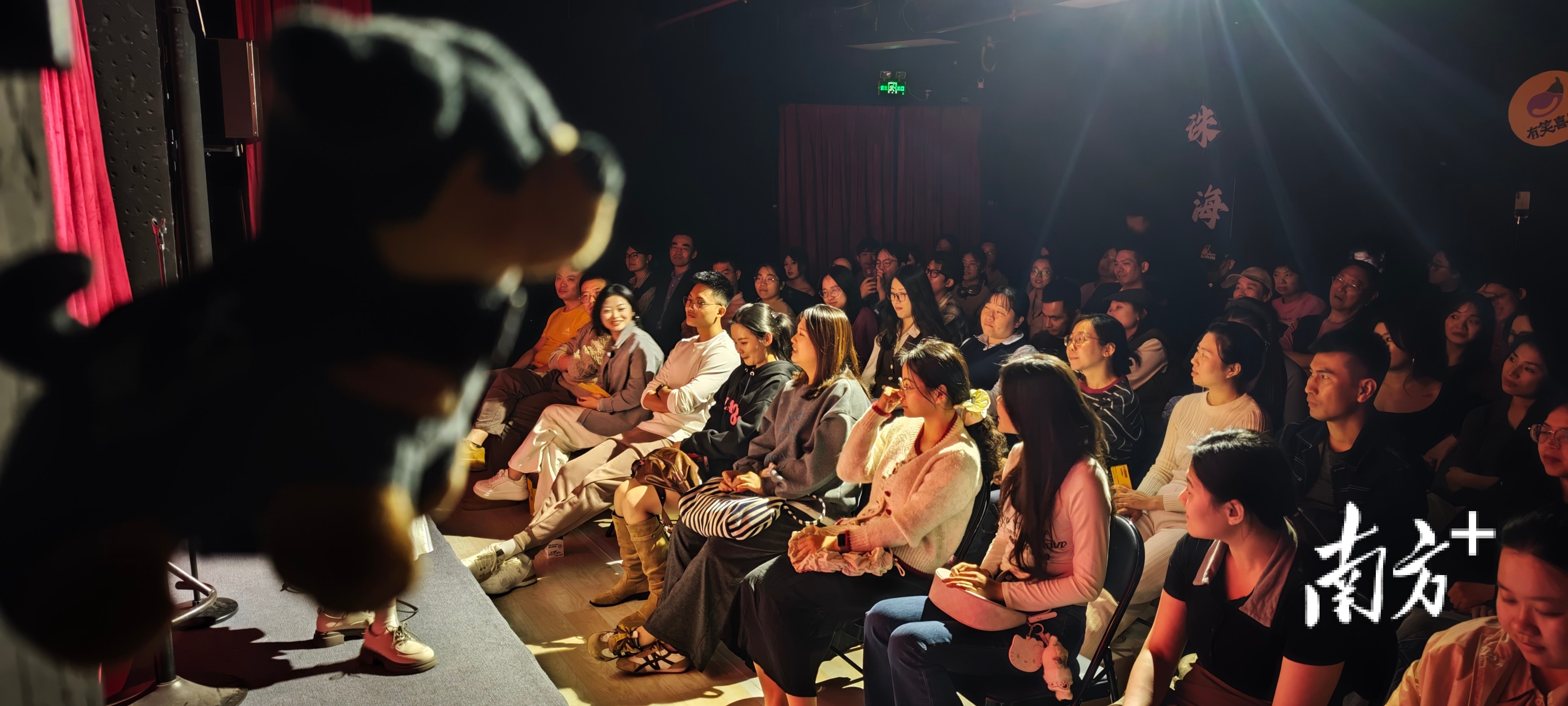 小剧场内座无虚席。 受访者 供图