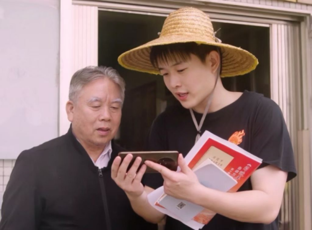 阳江选手郭冠江给村民宣讲政策。