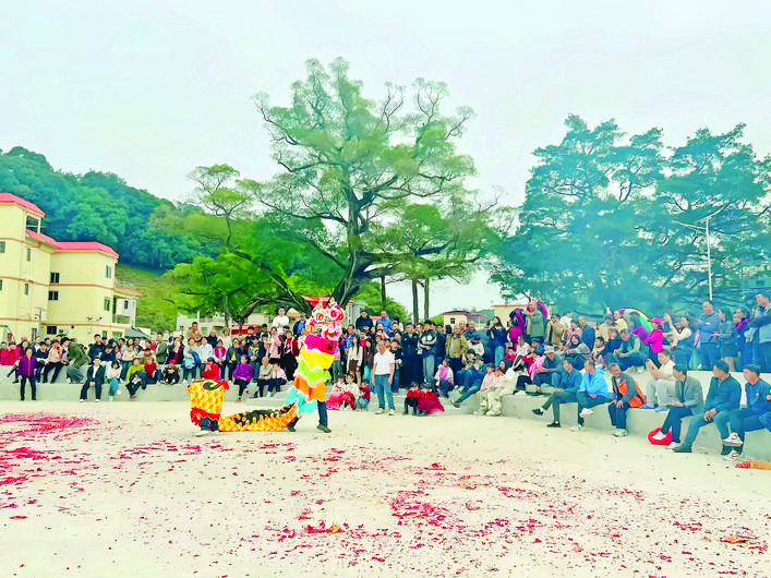 新春期间，麻榨镇中心村的千年古榕驿站游客络绎不绝。 