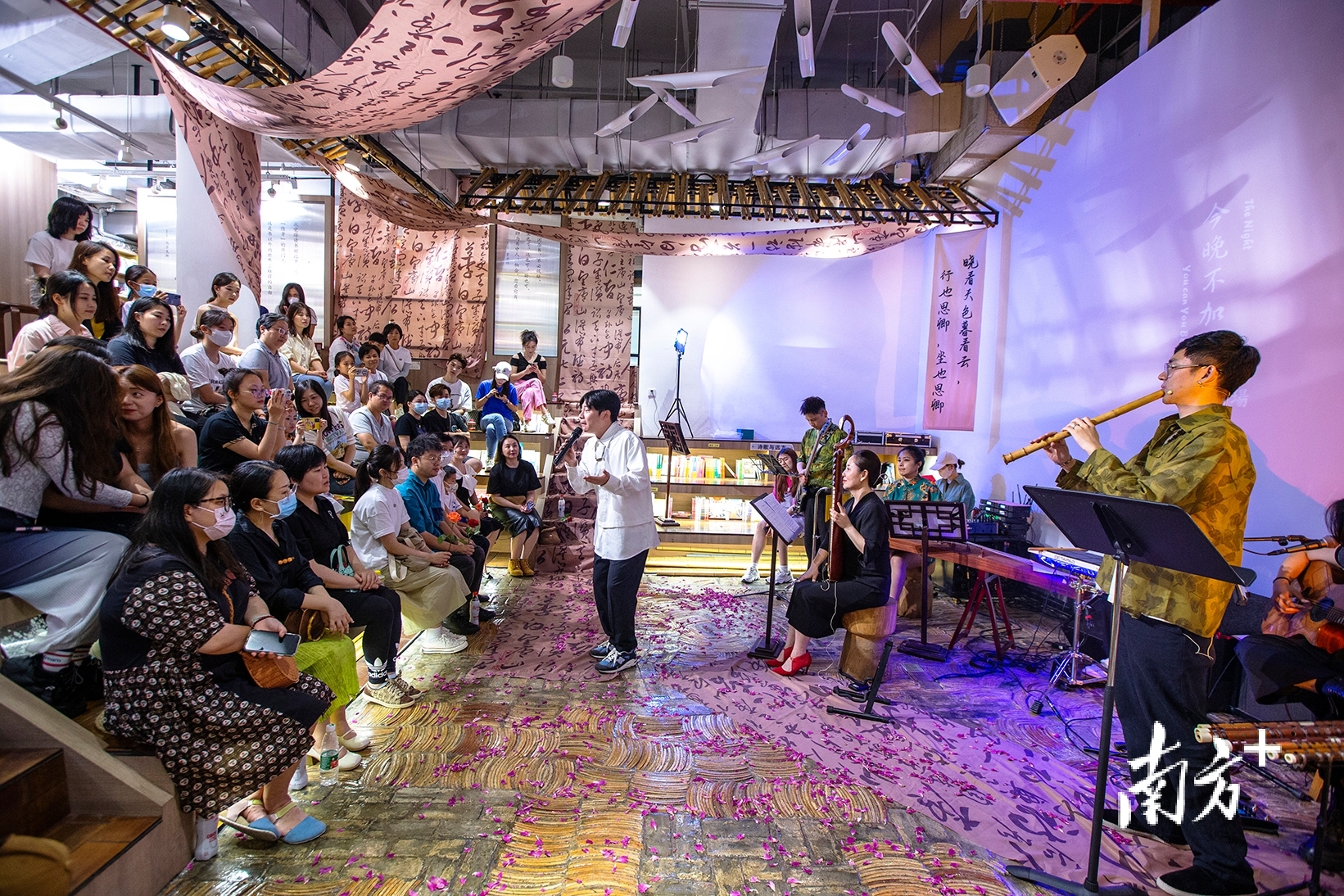 商圈中的小剧场。 钱文攀 摄 商圈中的小剧场。 钱文攀 摄