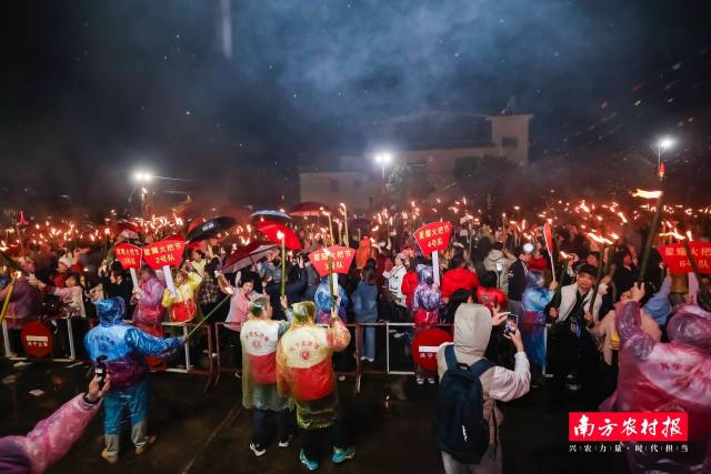 元宵夜的星耀村，风雨挡不住火把的热情。