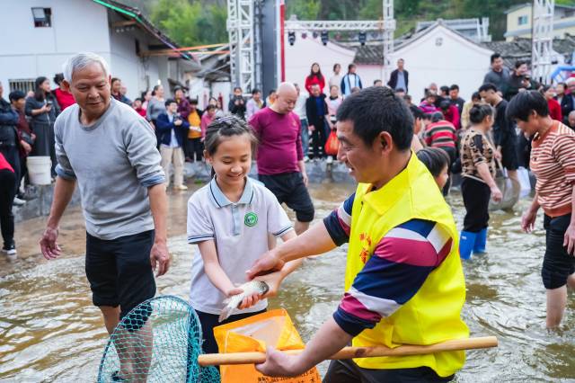 在一场场精彩活动，村民是最不可缺的主角。
