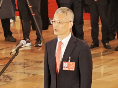 委员通道上，来自广东的台胞许可慰分享身边台湾青年的故事