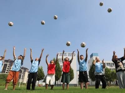 政府工作报告强调“促进学生身心健康”，学校为何越来越重视体育？